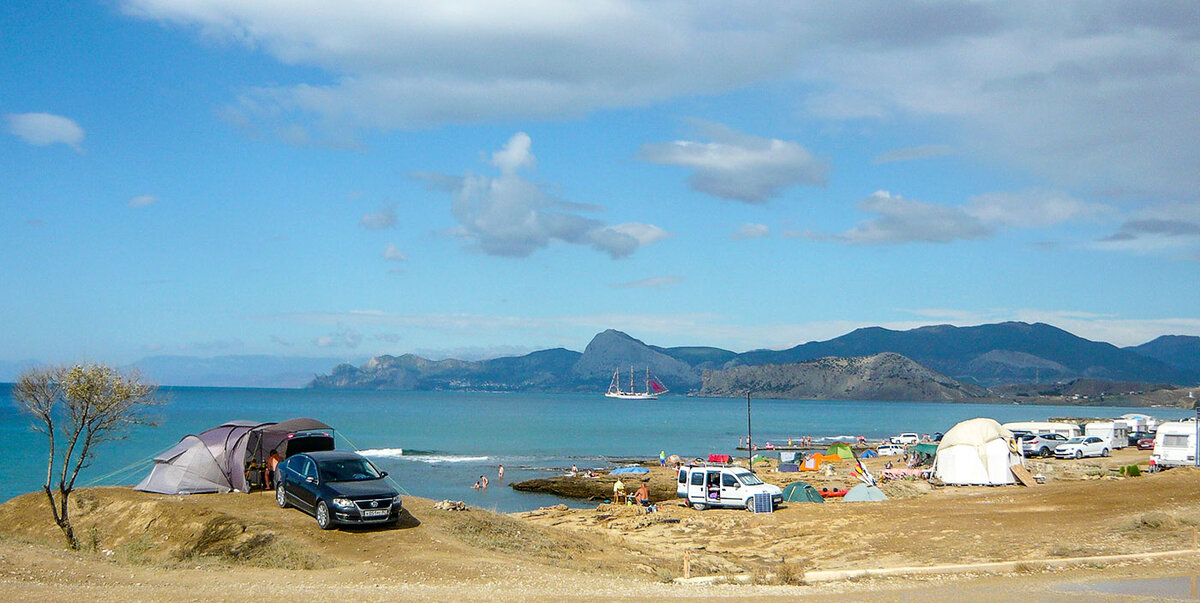 Автокемпинг остался на месте. Тут своя атмосфера. На фото не весь автокемпинг. Он больше.