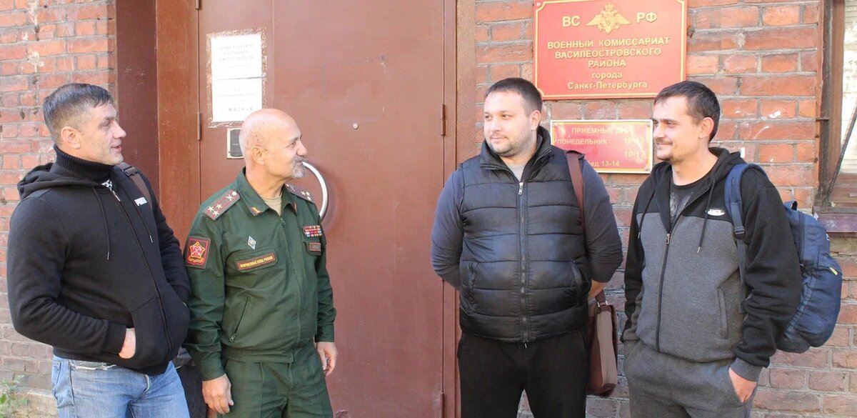 Военком ВО р-на СПб полковник Р_Аппазов с (слева направо) Ю_Моргуновым, И_Овчинниковым и Д_Харитоновым