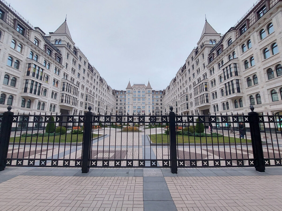 Красивый элитный жилой комплекс в переулке Баскова