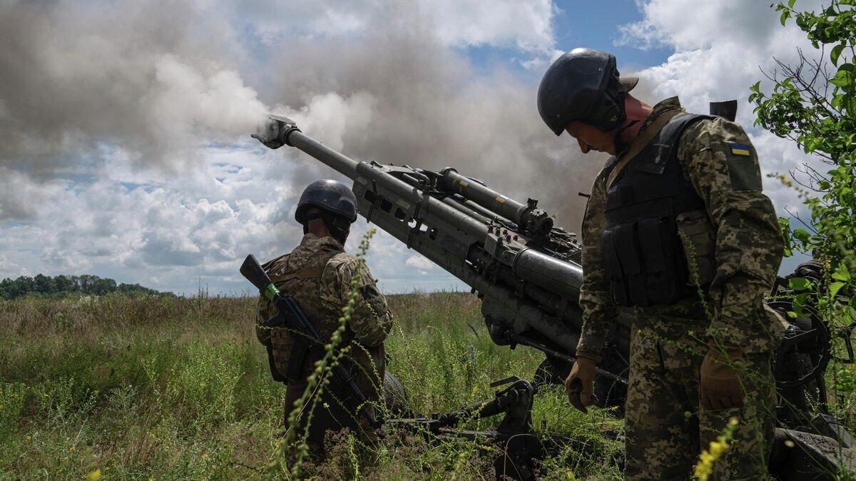    Украинские военнослужащие ведут огонь из гаубицы M777© AP Photo / Evgeniy Maloletka