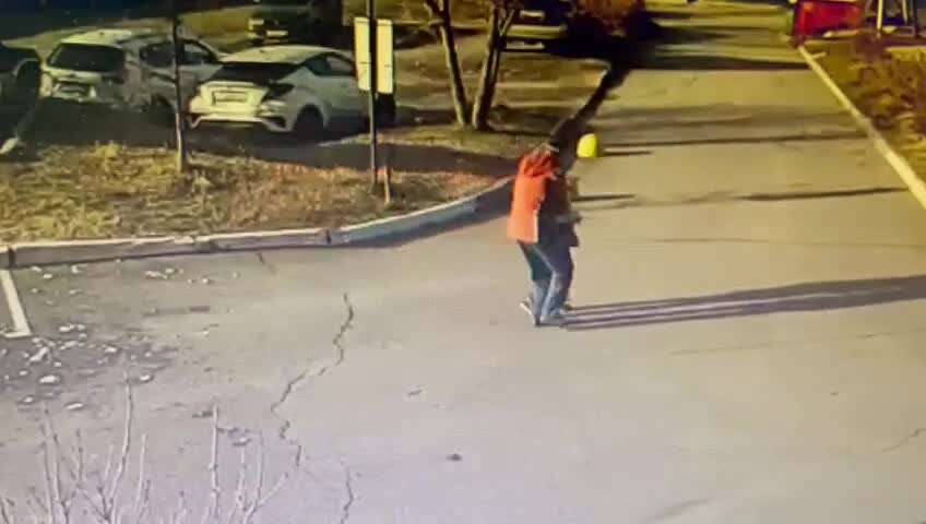 Напал на девочку в подъезде. Насильник камера наблюдения. В москве маньяк извращенец напал. В москве маньяк извращенец напал. В москве маньяк извращенец напал.