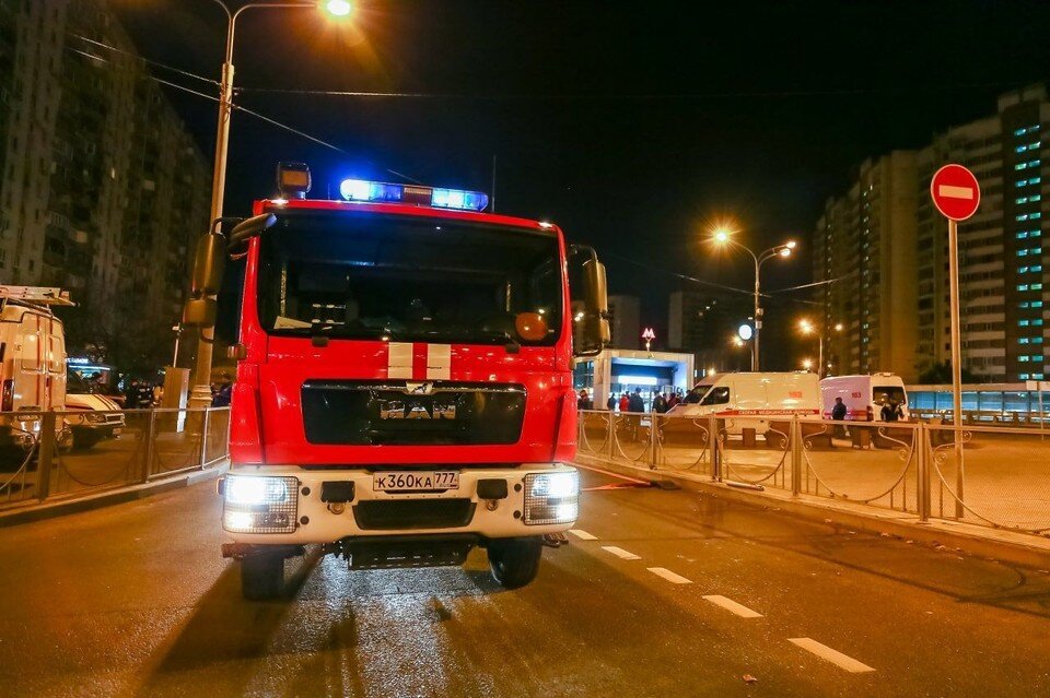     Пожар в автоцентре на улице Маршала Прошлякова в Москве полностью потушен  ГУ МЧС России по Москве