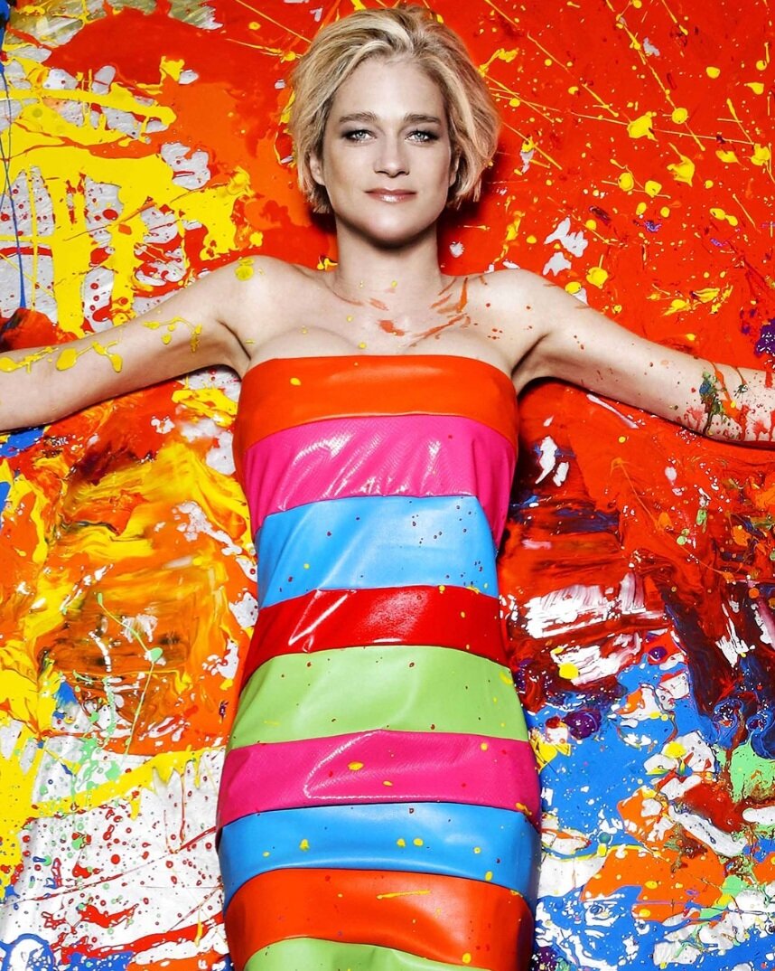 Дельфина совсем не такая, как её родственники по отцу, и сама понимает, что её яркость их пугает. (Фото с официального сайта художницы https://www.delphinedesaxecobourg.com)