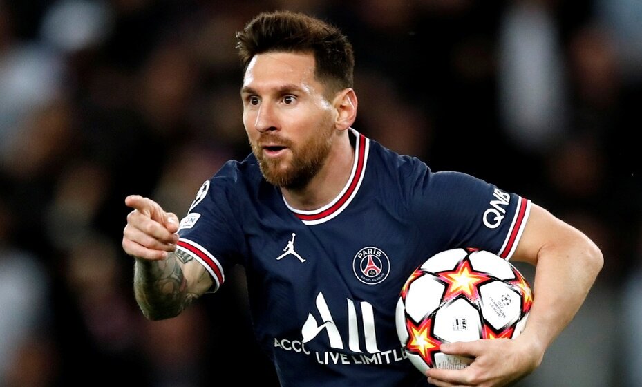    Месси давно уже в Париже. но ему все равно интересно, отдаст ли ему "Барса" долг? Фото: Reuters