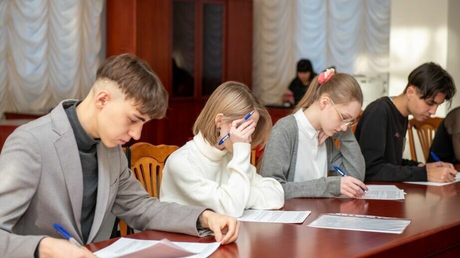     Краевой конкурс среди обучающихся на знание конституционного законодательства Российской Федерации прошел на базе имущественного комплекса с. Краснореченское.
