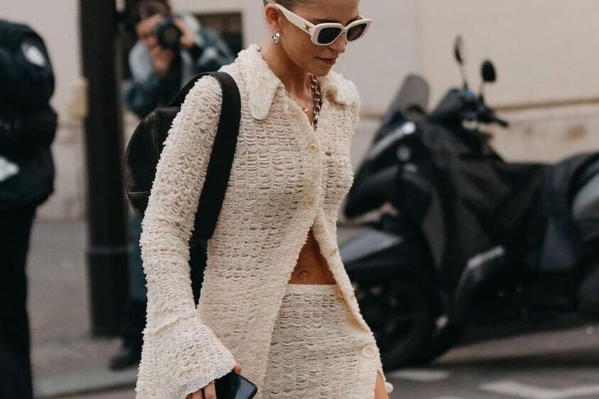     Попросите бабушку связать вам мини-юбку — и получите самую модную вещь сезона. Вот 4 идеи, как ее носить