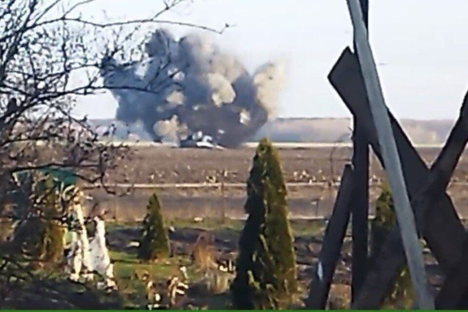     Появилось видео уничтожения боевой части украинской ракеты С-300, которая упала на территории Беларуси 29 декабря. Фото: скриншот с видео, опубликованного в телеграм-канале БелТА