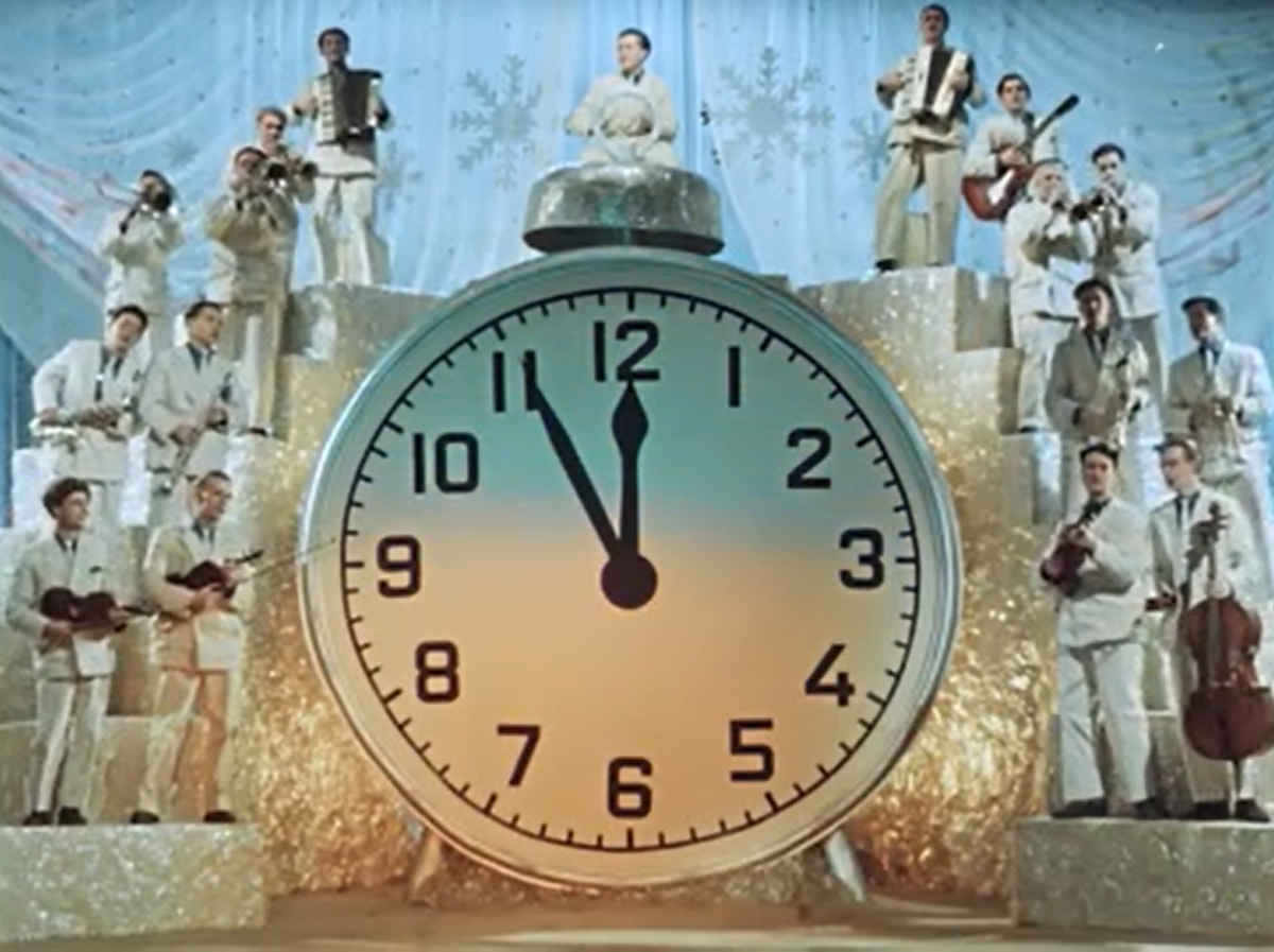 Скриншот кадра из фильма "Карнавальная ночь" (1956), режиссер Эльдар Рязанов, сценаристы Борис Ласкин, Владимир Поляков, композитор Анатолий Лепин