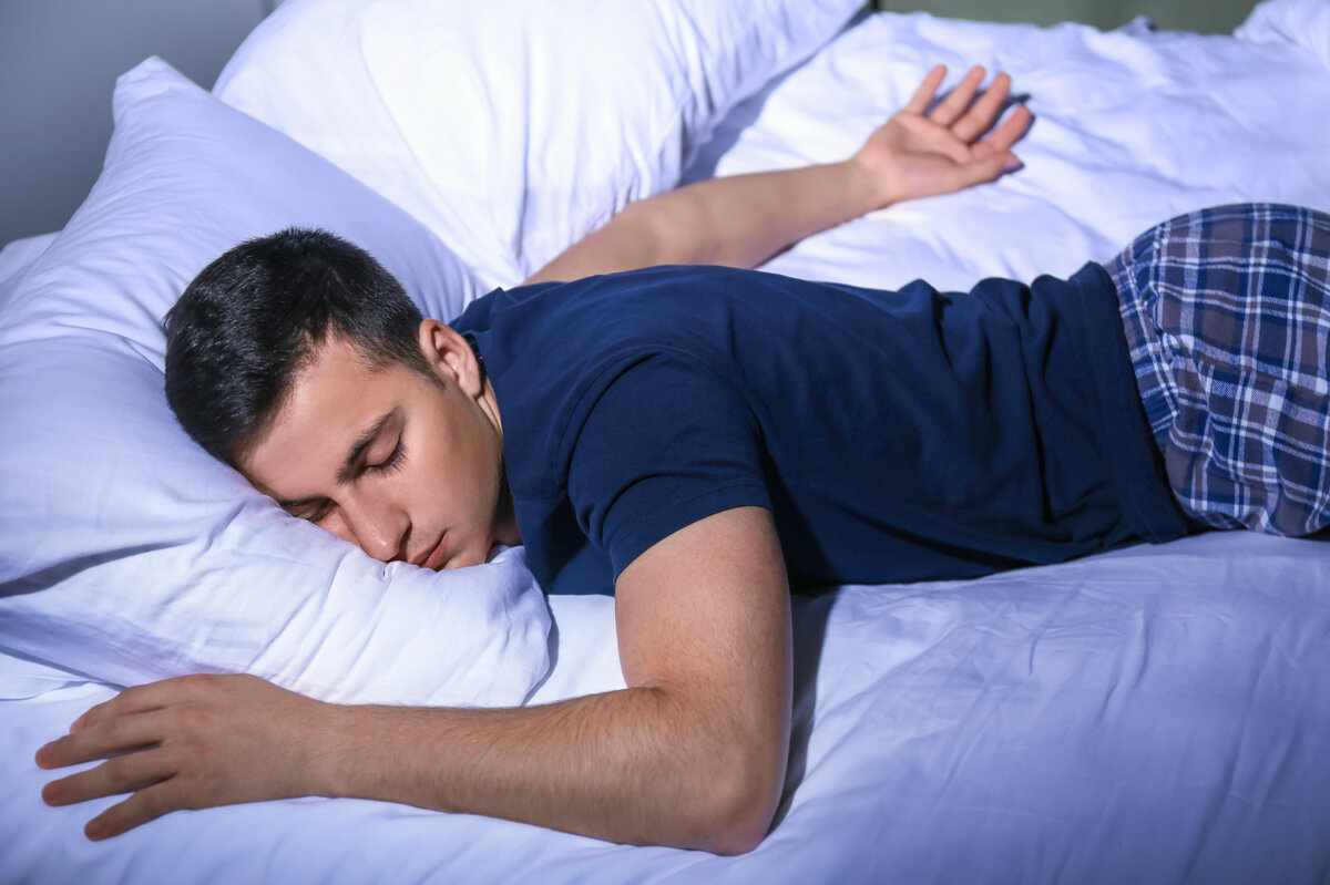 Сегодня плохо спал. Модель спящего человека. Сон мужчина в форме фото.