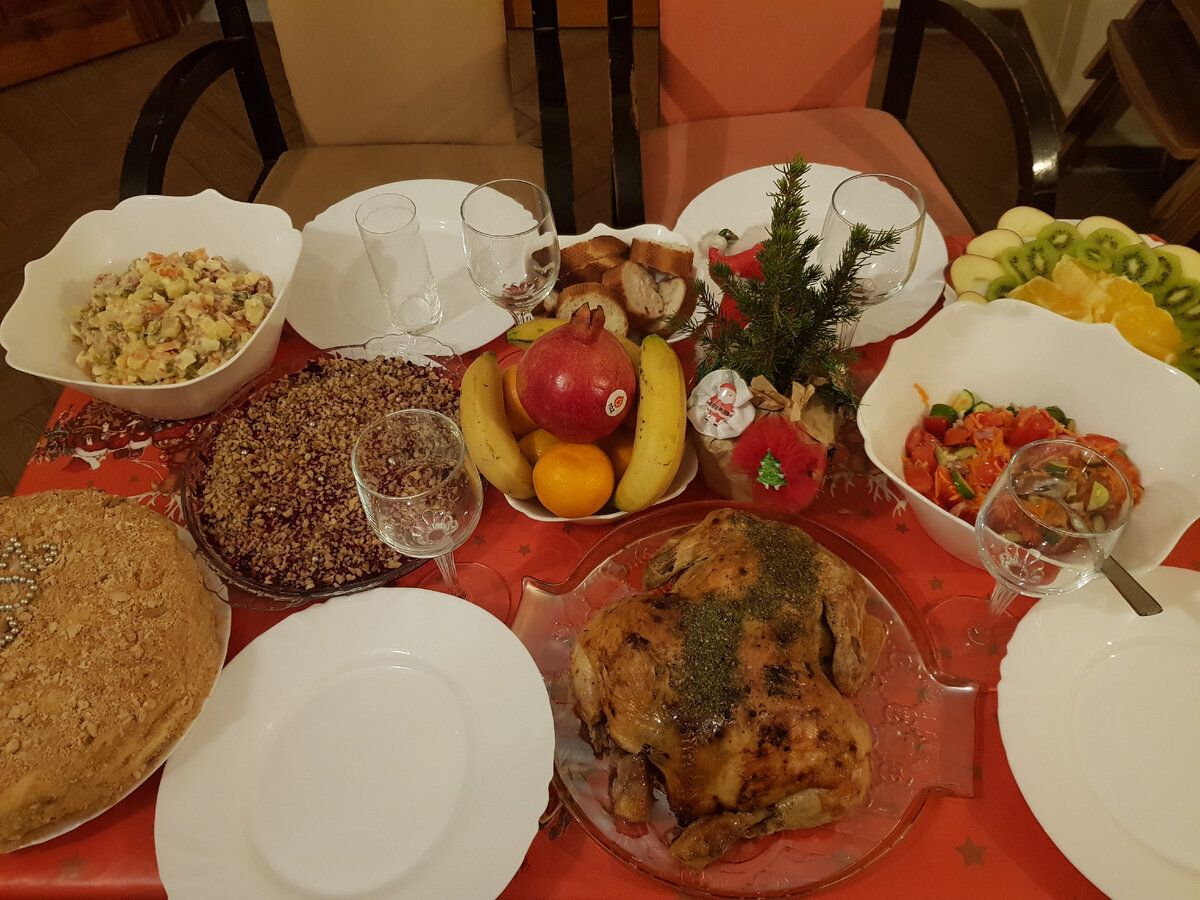 "Мы уже собрались и пришли! А ты идёшь, 2023-й!?"- за этим столом мы ждали Новый год.