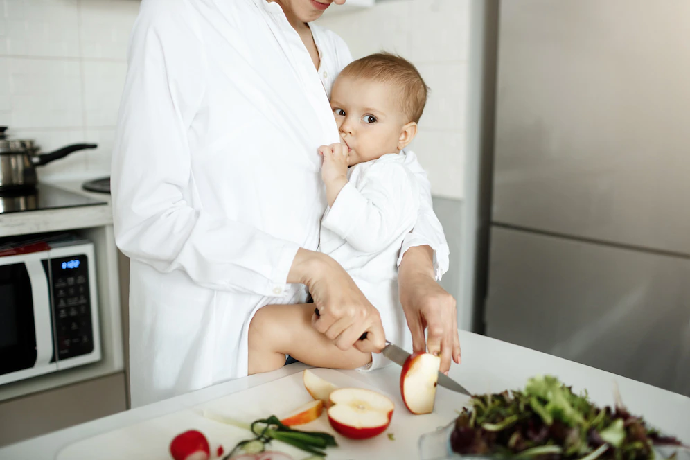 Кухня для детей. Мама с младенцем и полезная еда. Питание кормящей матери фото. Медсестра кормит ребенка.
