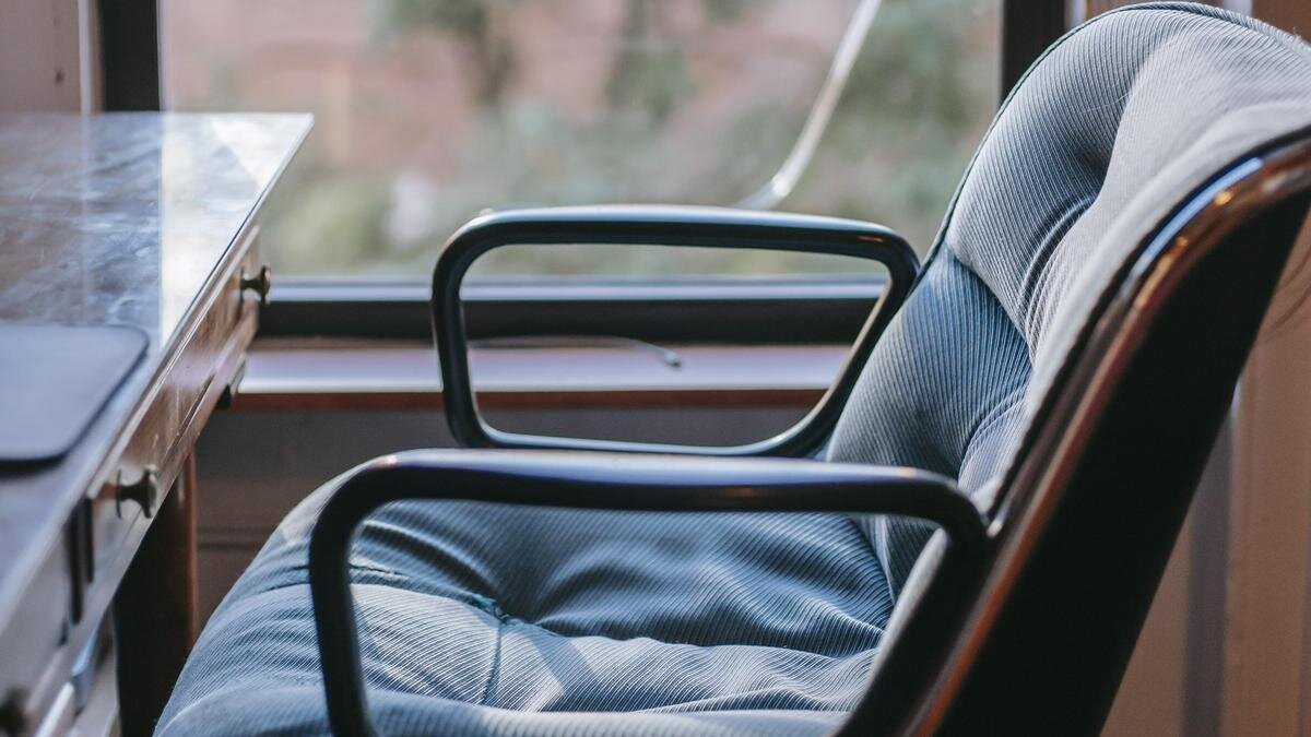    Кресло стоит у стола:pexels.com