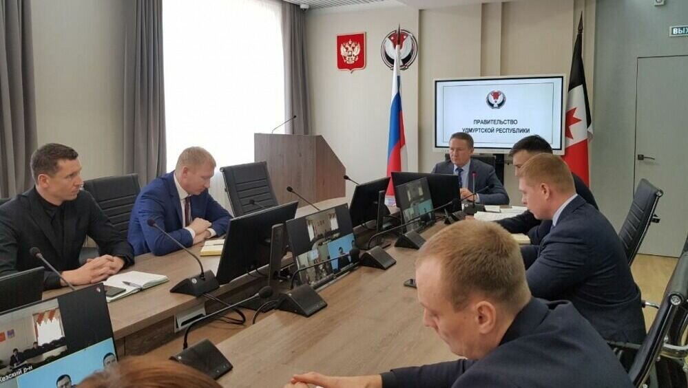     Крупная авария на теплосетях в Можге, вследствие которой значительная часть города осталась без отопления, возникла из-за 60-процентного износа теплосетей и сбоев в работе управляющих компаний. Об этом заявил и. о. вице-премьера Удмуртии Игорь Асабин в ходе совещания в правительстве региона.