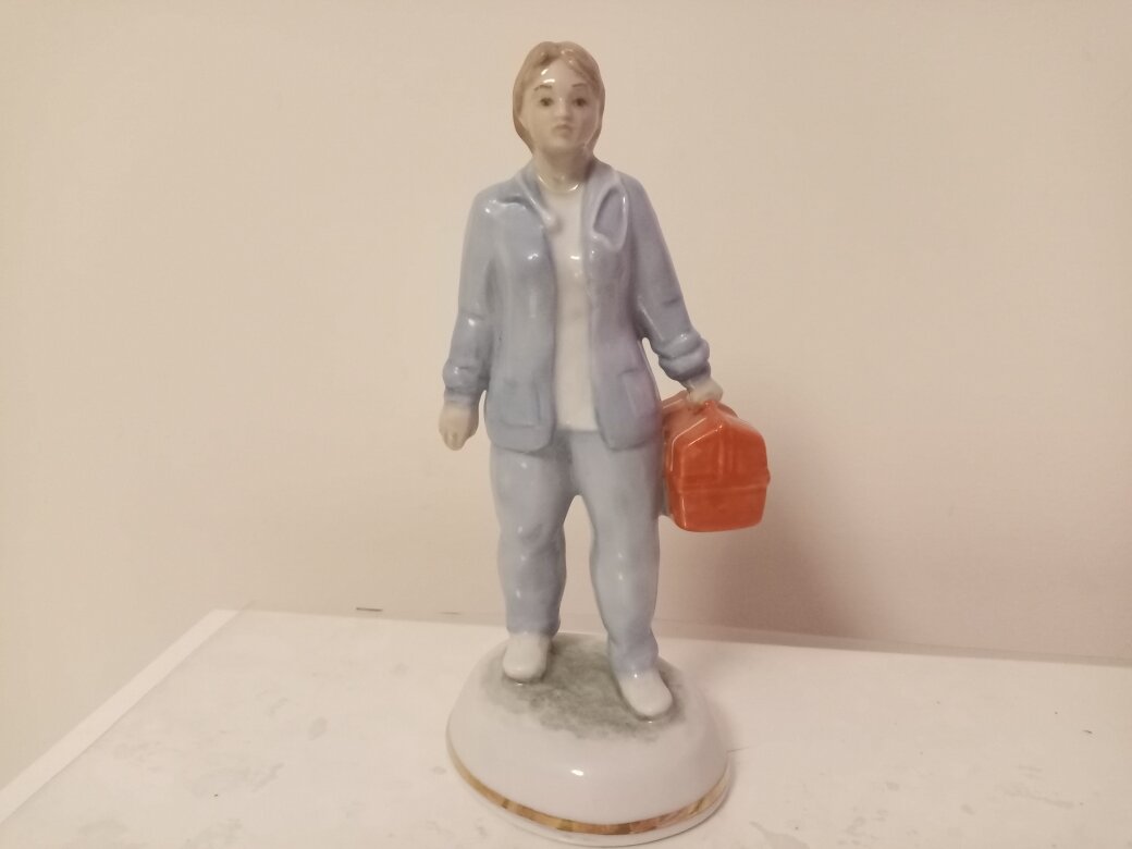 "На вызов" Бычкова И.Ю. Дулево. Фото скульптуры из личной коллекции автора.