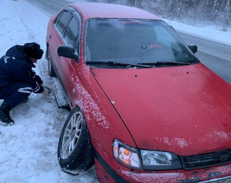    Инспекторы ДПС закрепили болтающееся колесо и вызвали эвакуатор