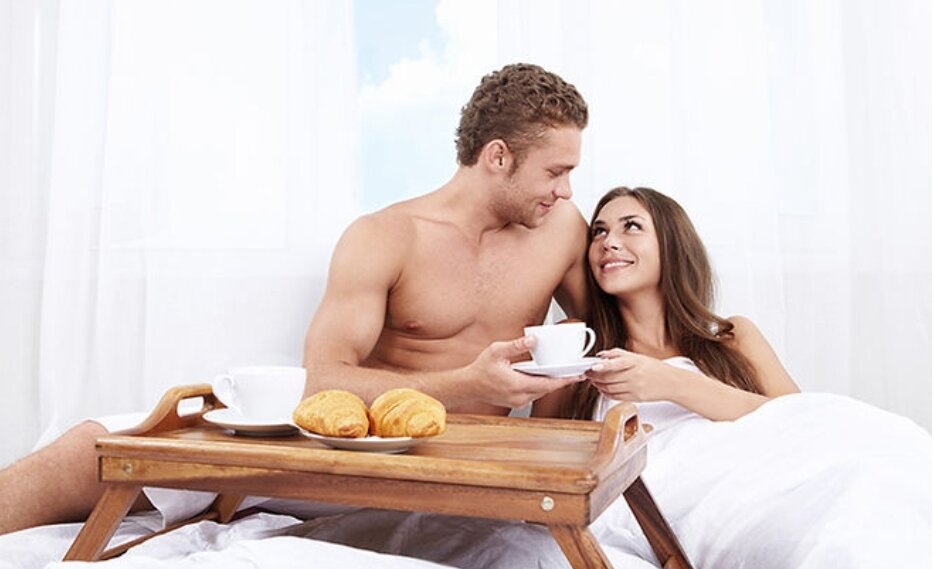 Картинки чувственное утро. Завтрак в постель мужу. Парень приносит завтрак в постель. Мужчина приносит кофе в постель. Кофе в постель девушке.