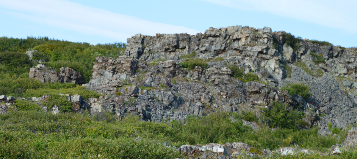 Скалы ввиде стены