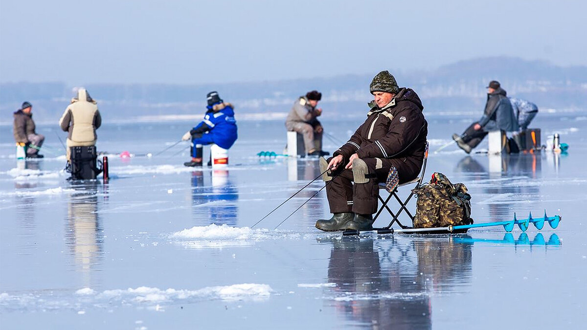Зимняя рыбалка. Подледная рыбалка. Рыбалка на льду. Рыбак зимой. Подледный лов рыбы
