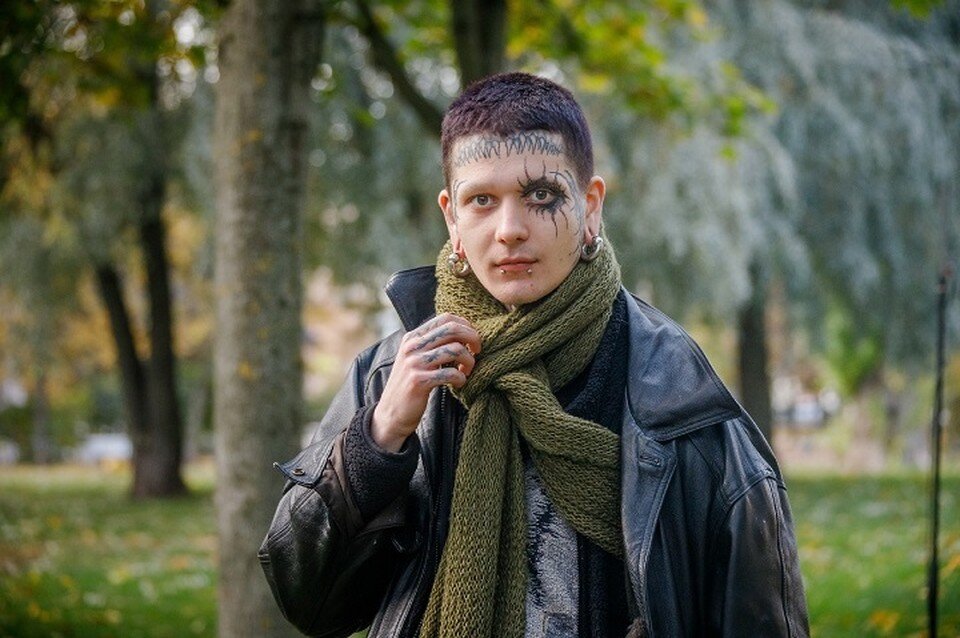     У Никиты несколько татуировок на лице и нестандартный стиль в одежде. Фото: СОЦСЕТИ