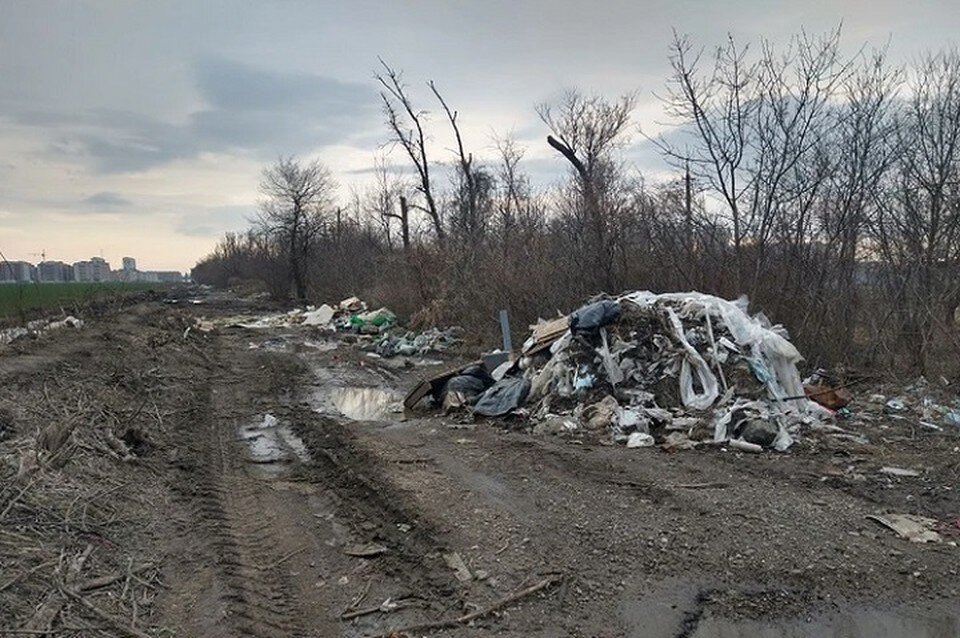     Дороги в поселке Российском нуждаются в ремонте. Оксана КАДОЧНИКОВА