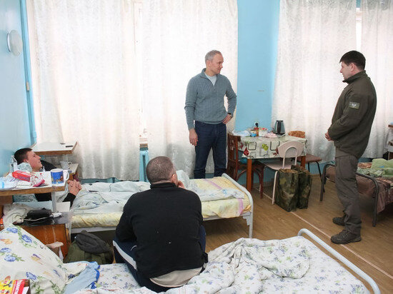     Олег Чемезов и Владислав Ключаров посетили военнослужащих, госпитализированных в горбольнице Макеевки. Фото: све.рф
