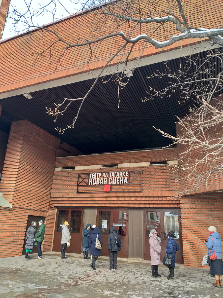 Вход в здание на новую сцену