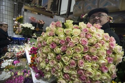    Продажа цветов в преддверии 8 марта в Москве © РИАМО