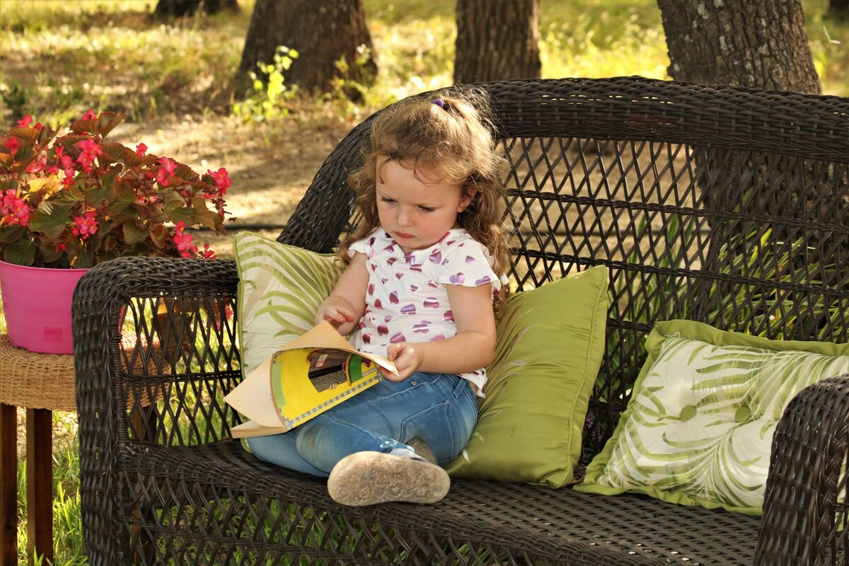 Девочка читает на природе. Outside девочки. Read outside. Reading book outside.