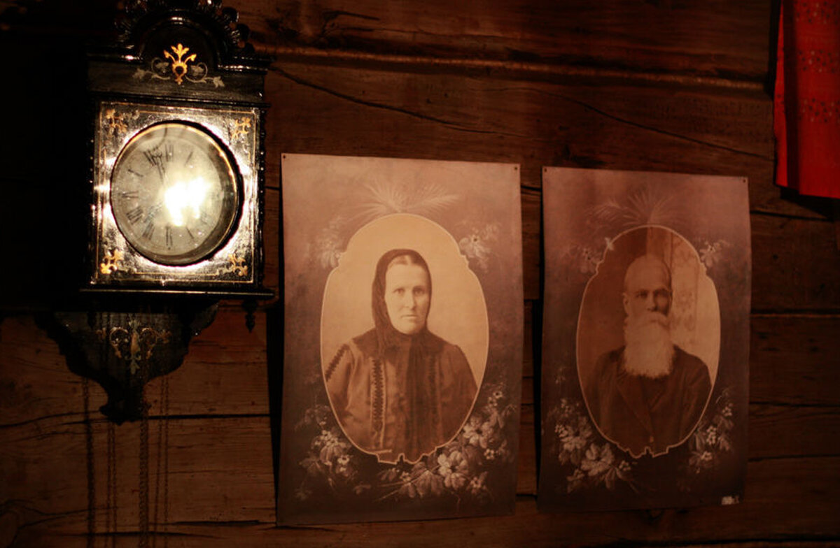 портреты покойных в доме родителей.