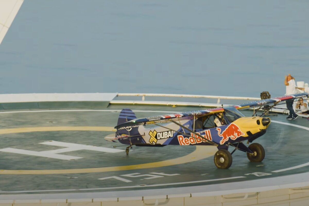     Пилот посадил самолет на крошечную вертолетную площадку на вершине роскошного отеля в Дубае