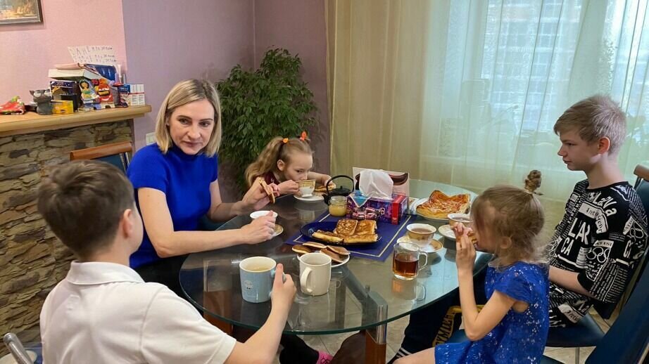     В регионе продолжает работать служба подбора, подготовки и сопровождения замещающих семей. В минувшем году четыре сотни кандидатов на усыновления прошли обучение.