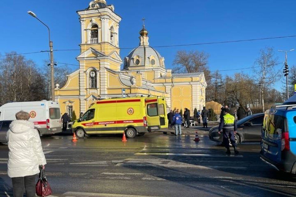     Полиция возбудила дело после жесткого ДТП с влетевшим в толпу людей микроавтобусом в Петербурге / Фото: vk.com/krasnoe_selo