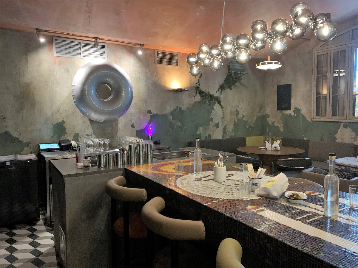 Зал "Прошлое". Хотя тут элементы будущего тоже есть. Кто вспомнит откуда этот космический бублик?