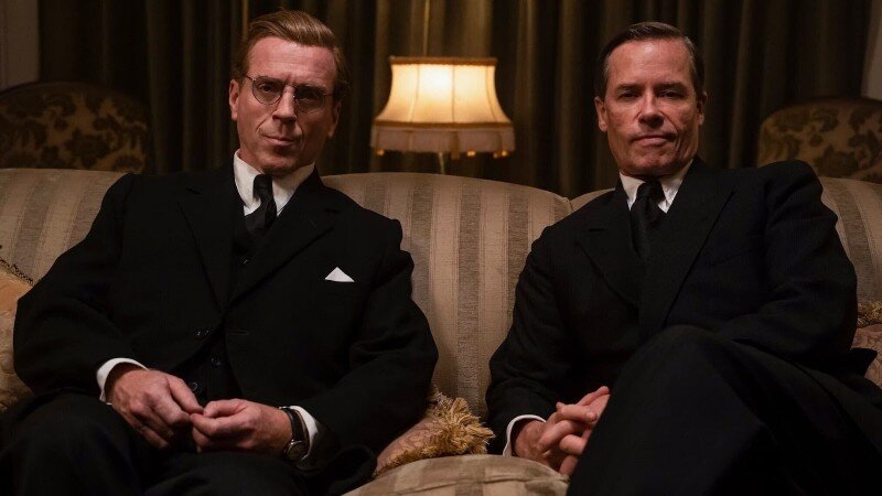 Кадр из сериала «Шпион среди друзей», реж. Ник Мерфи, 2022