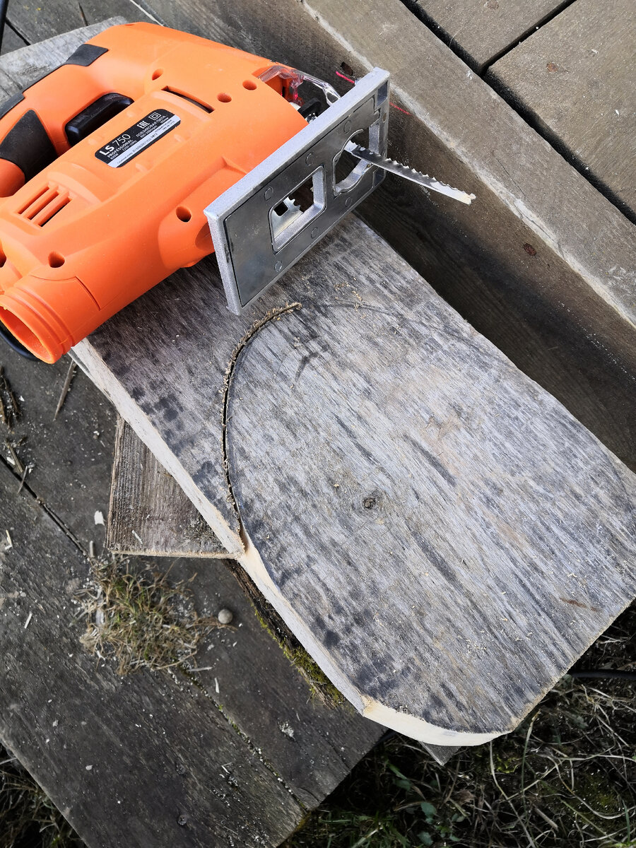 Мой любимый красивый лобзик! Сколько полезных вещей я сделала с его помощью! Даже доски для печки им пилю. Бензопилу мне пока не доверяют)) 