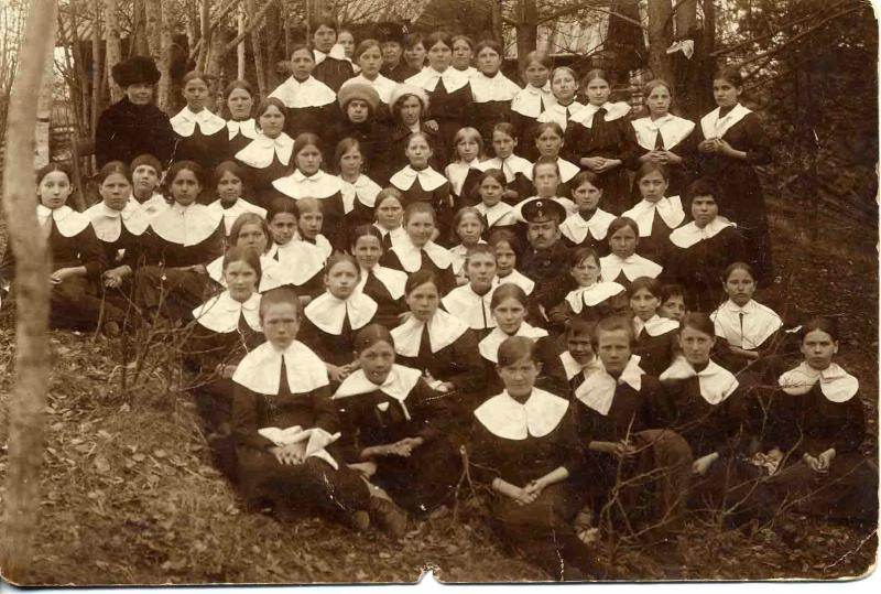 Групповой портрет учащихся женской гимназии. 1918 год, неизвестный автор / russiainphoto.ru
