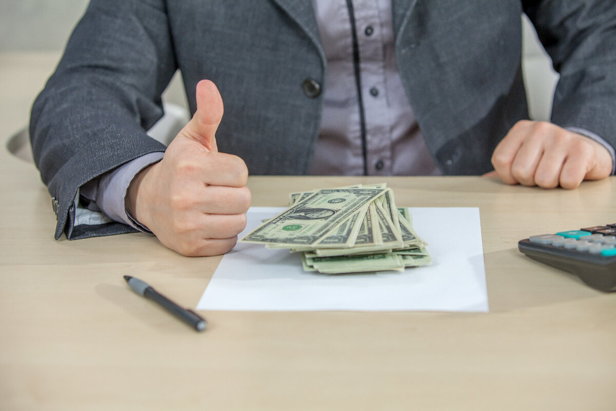 <a href="https://ru.freepik.com/free-photo/young-businessman-working-from-his-office-and-counting-cash-money_11343026.htm#query=%D0%B7%D0%B0%D0%B9%D0%BC%20%D1%80%D0%B0%D1%81%D0%BF%D0%B8%D1%81%D0%BA%D0%B0&position=21&from_view=search&track=robertav1_2_sidr">Изображение от wirestock</a> на Freepik