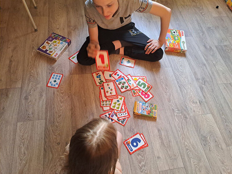 Сегодня сидел с Глорией учил цифры)) По фото - это больше похоже на допрос, чем на учёбу))