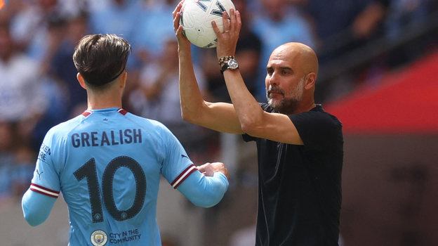    Хосеп Гвардиола дает мяч Джеку Грилишу. Reuters