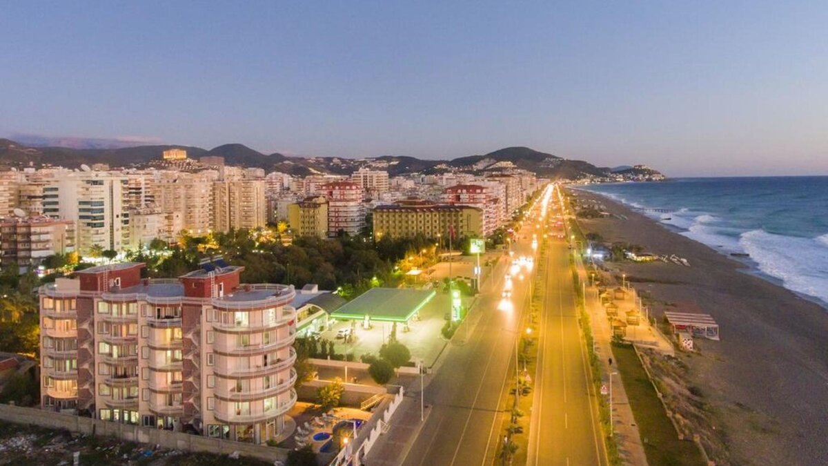 Махмутлар в турции на сегодня новый торговый центр. Веб камеры махмутлара. Махмутлар турция. Набережная махмутлара турция. Камбрильс испания фото.