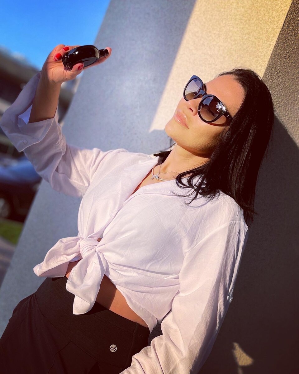 В конце XIX века началось активное развитие органической химии, как следствие, люди научились получать синтетические парфюмерные компоненты: аналоги натуральных или совершенно новые, не встречающиеся в природе.С этого момента синтетика не исчезнет из парфюмерии примерно никогда. Долгосрочные же тренды часто будут связаны с изменением принципа дозирования синтетических компонентов.

В это же время Грас, маленький город в Провансе (Франция), становится центром выращивания трав и цветов для парфюмерной индустрии. В городе находилось кожевенное производство, которое сопровождалось невыносимым запахом. Поэтому кожевенные мастера начали ароматизировать и себя, и кожаные изделия эфирными маслами и абсолютами цветов и трав, а также их смесями. Сегодня Грас считается столицей мировой парфюмерии.