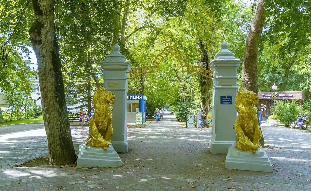 Арка со скульптурами львов