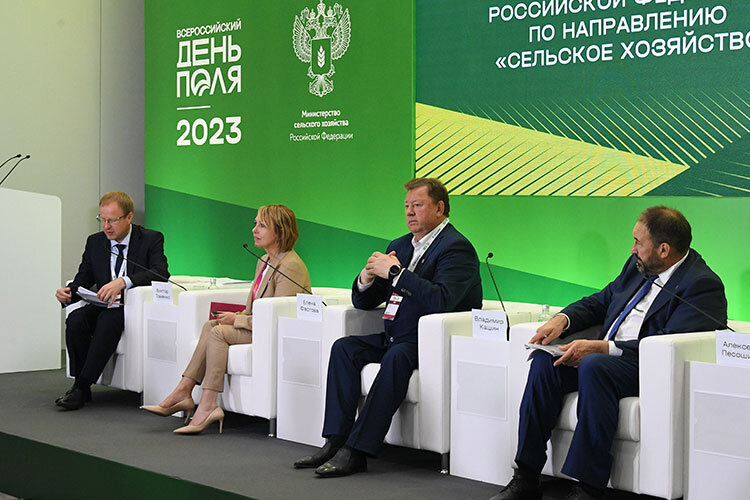  В «Казань Экспо» накануне в рамках «Всероссийского дня поля – 2023» состоялось заседание комиссии Государственного совета РФ по направлению «Сельское хозяйство» Фото: tatarstan.ru