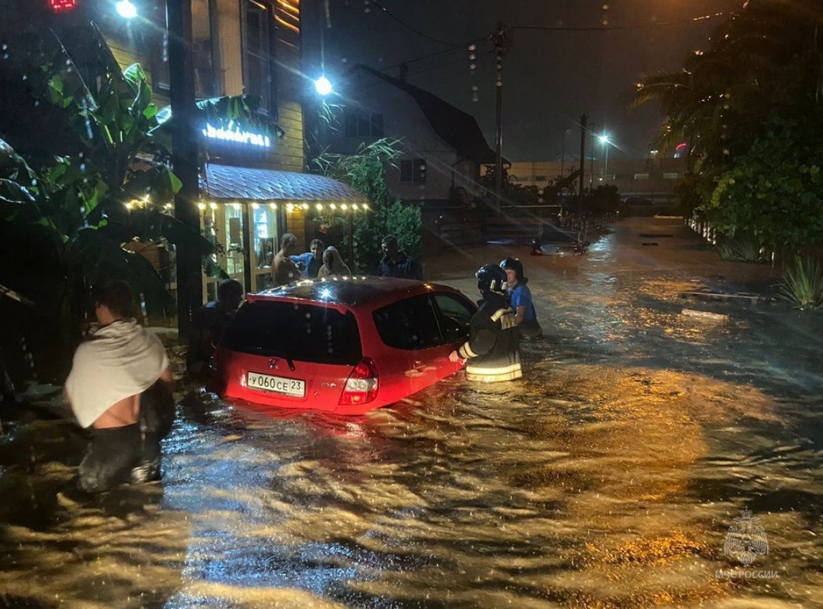 Как будто море пришло». Курортные города Кубани и Абхазии ушли под воду |  АиФ-Юг | Дзен