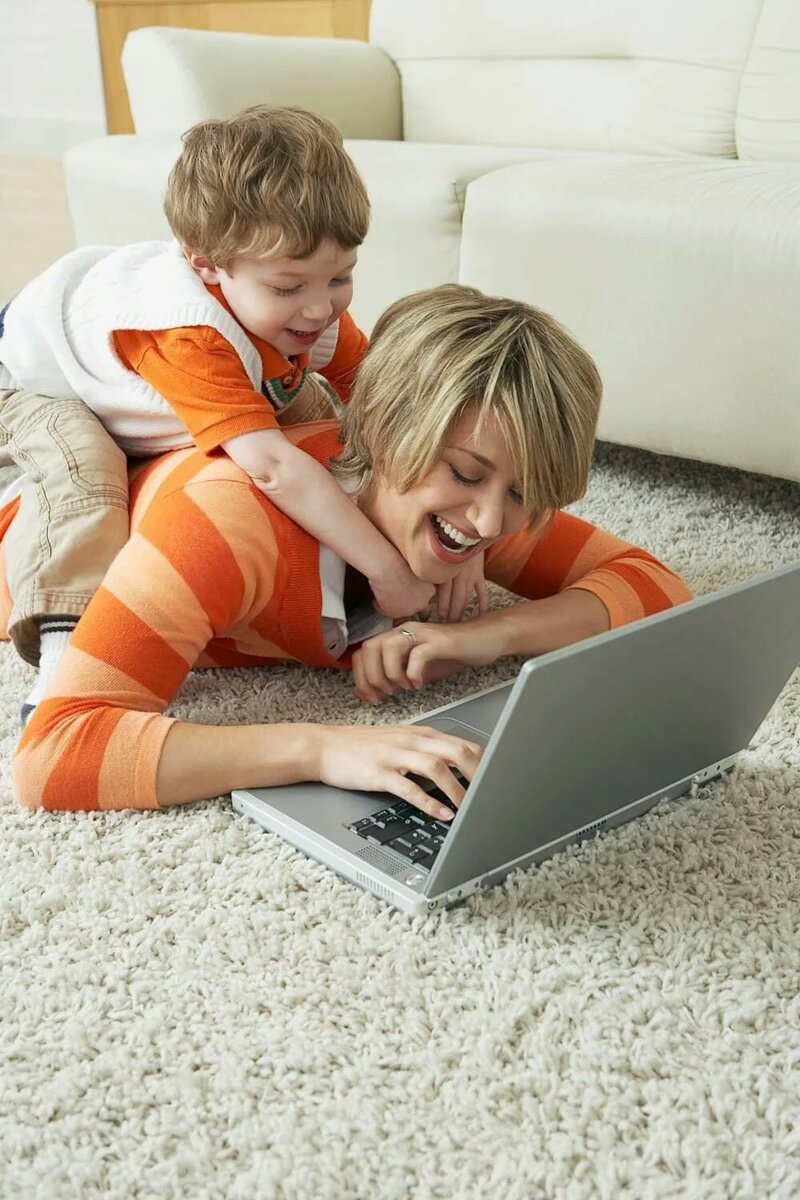 Мама с ребенком и ноутбуком