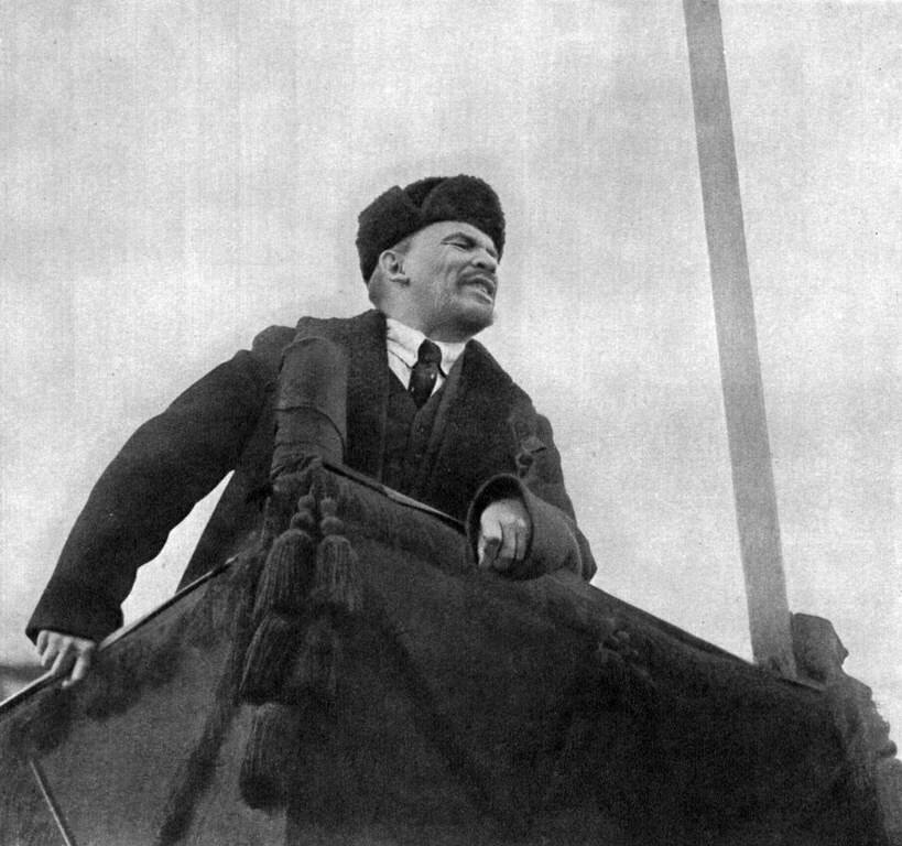 Ленин на Красной площади. Москва, 7 ноября 1918 года, источник - https://foto-history.livejournal.com/1689759.html