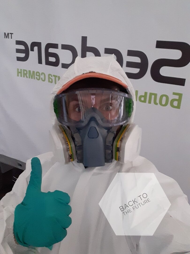 В спецодежде на рабочем месте, совсем как герой фильма "Назад в будущее"