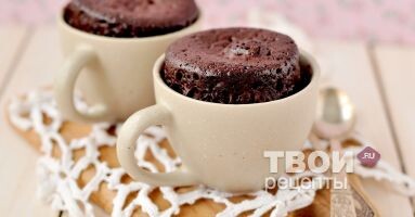 1 Все ингредиенты смешайте в миске до однородного состояния. Если делаете одну большую порцию, то замес можно сделать прямо в кружке.2Распределите тесто между 2 чашечками объемом 150 мл. Для одной большой порции подойдет кружка объемом 250-300 мл.3Готовьте в микроволновке на максимальной мощности примерно 2 минуты. Все микроволновки разные и время приготовления может отличаться. Кексы сильно поднимаются в процессе приготовления и не должны опадать после того, как вы откроете дверцу микроволновки. Если это произошло, то в следующий раз готовьте их немного дольше. А если ваши кексы получились "резиновыми" на вкус, то это значит, что вы их наоборот передержали. В следующий раз готовьте немного меньше.4Приятного аппетита!Рецепт "Кекс за 5 минут" готов, приятного аппетита ;)
