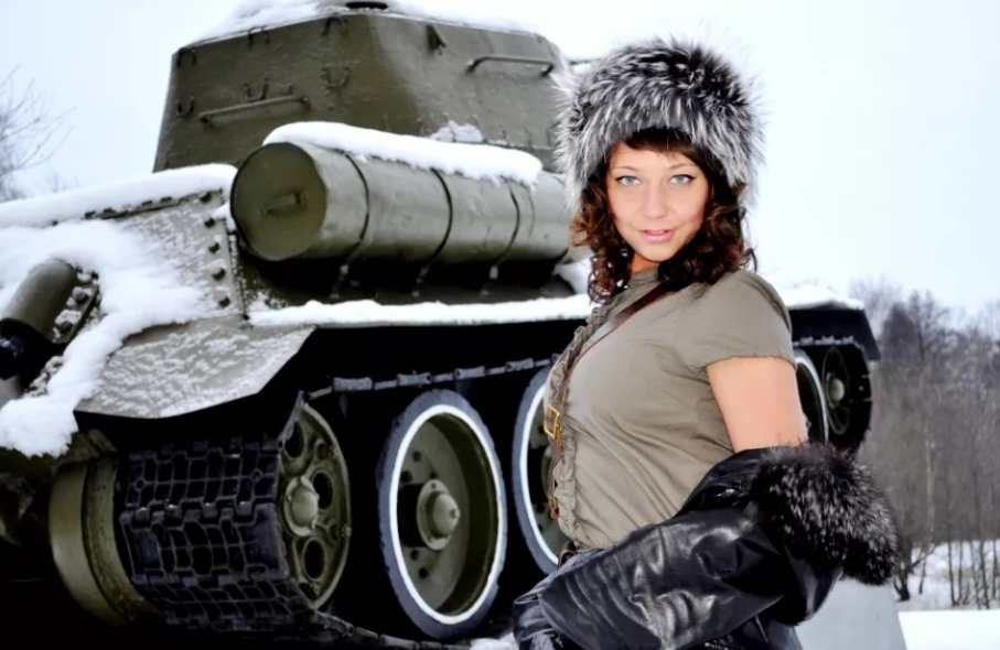 Танкистка берг читать полностью. Танкистки World of Tanks. World of Tanks т34 девушка.