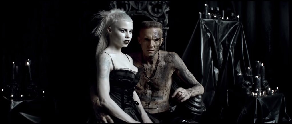 Die antwoord ugly boy. Группа die antwoord. Йоланди Фиссер агли бой.